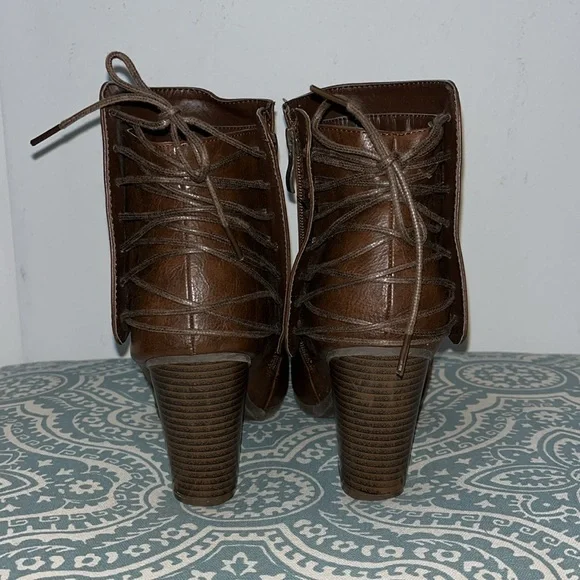 TG Brown ankle boots with lace up detailing - Picture 3 of 14